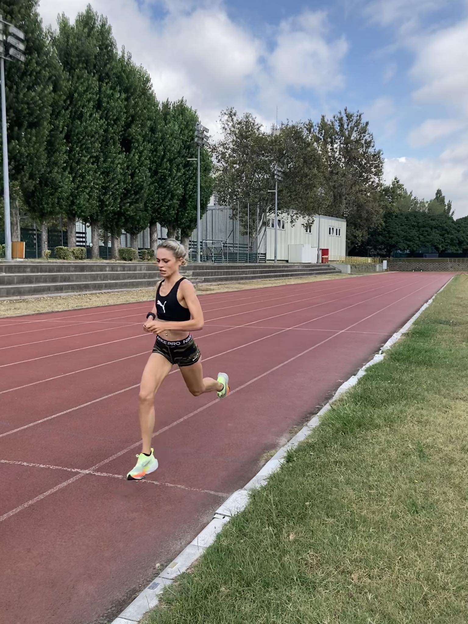 Julianna tempófutás közben a pályán