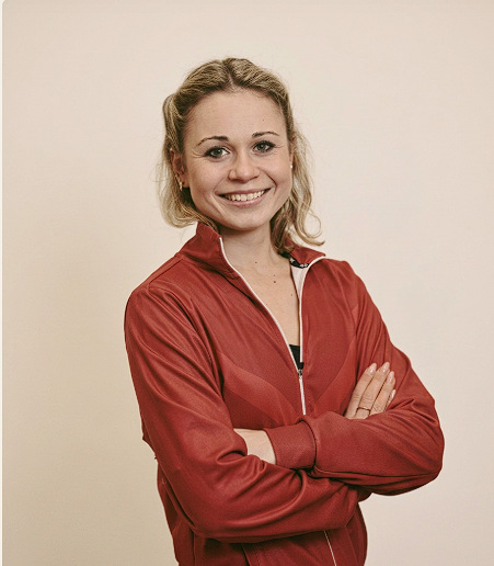 Julianna Nagy portré piros melegítőfelsőben